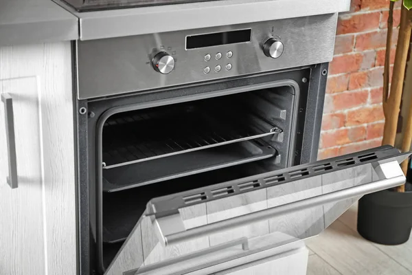 Nuevo horno eléctrico en la cocina —  Fotos de Stock