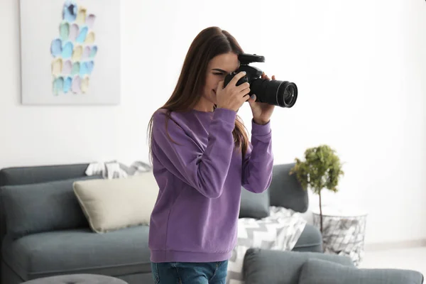 Ung Kvinnlig Fotograf Inomhus — Stockfoto