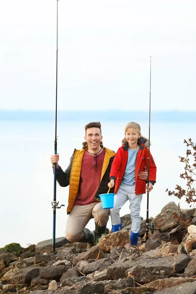 Padre Con Pequeño Hijo Pescando Río — Foto de Stock
