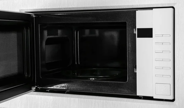 Novo forno de microondas branco na cozinha, close-up — Fotografia de Stock