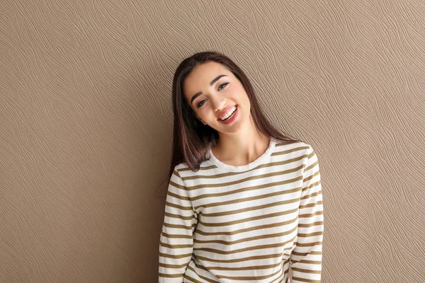 Porträt Der Schönen Lächelnden Frau Auf Farbigem Hintergrund — Stockfoto
