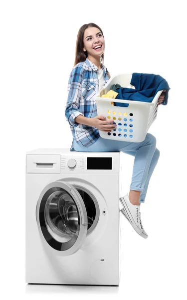 Genç Kadın Beyaz Arka Plan Üzerinde Çamaşırhane Yapıyor — Stok fotoğraf
