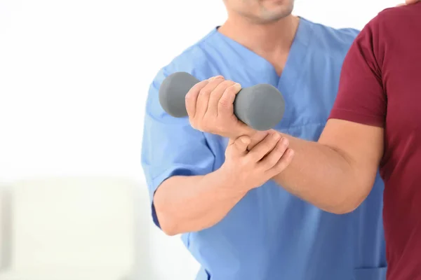 Homem sênior fazendo exercício sob supervisão do fisioterapeuta, close-up — Fotografia de Stock