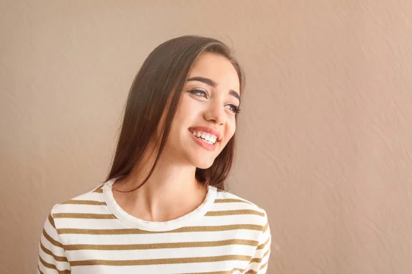 Retrato Bela Mulher Sorridente Fundo Cor — Fotografia de Stock