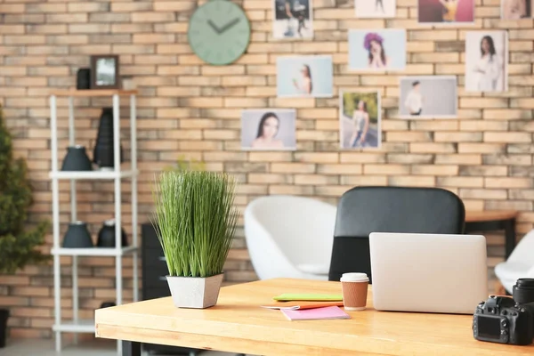 Arbeitsplatz Des Fotografen Mit Laptop Und Kamera — Stockfoto