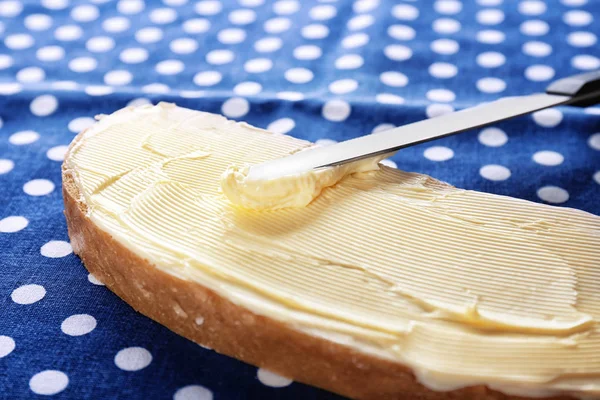 Kawałek Zdrowy Chleb Masło Stole Zbliżenie — Zdjęcie stockowe