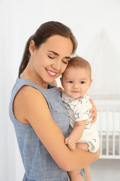 Retrato de madre joven con lindo bebé en casa — Foto de Stock
