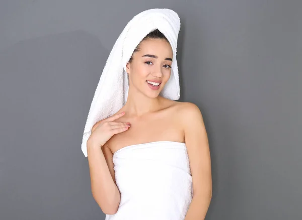 Jonge Vrouw Een Witte Handdoek Grijze Achtergrond — Stockfoto