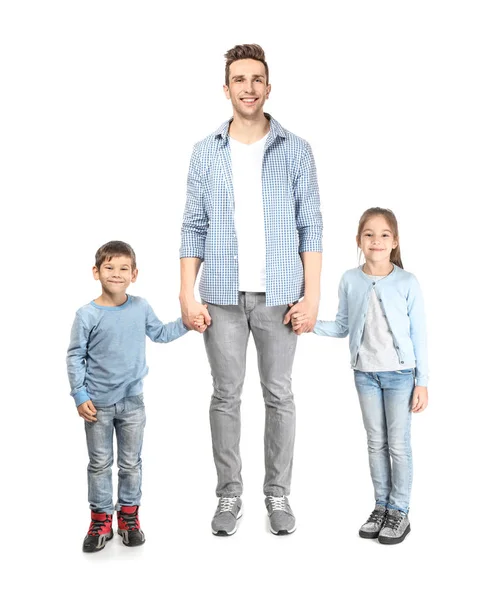 Joven padre con sus hijos pequeños sobre fondo blanco — Foto de Stock