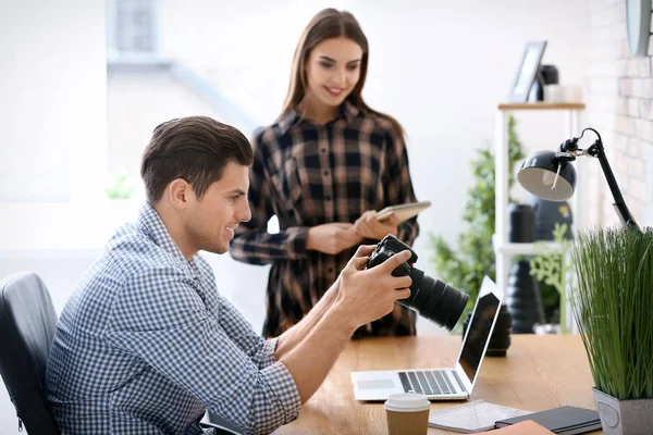 Ofiste çalışan iki genç fotoğrafçılar