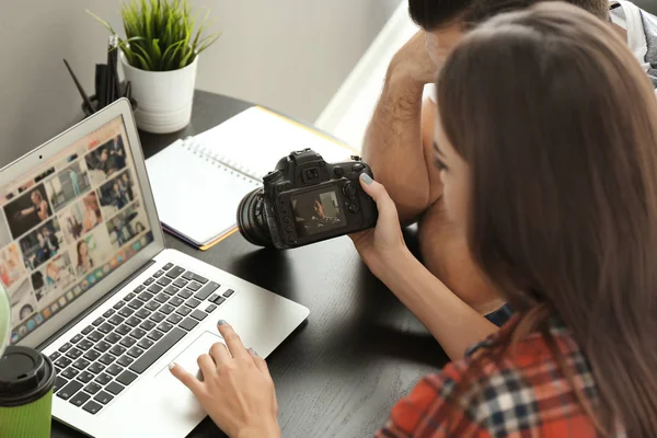 Fotoğrafçı ve resim kamerada tartışırken modeli ofiste görüntülemek