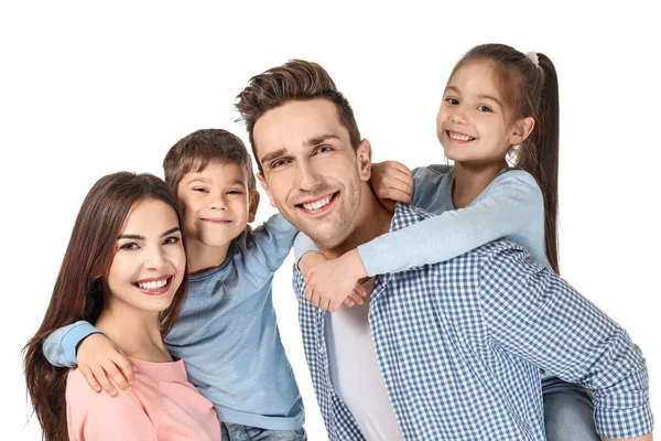 Счастливая семья с маленькими детьми на белом фоне — стоковое фото