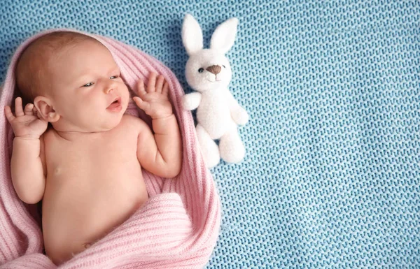 Ekose üzerinde yalan şirin yeni doğan bebek kız — Stok fotoğraf