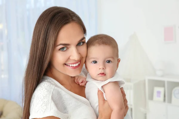 Retrato de jovem mãe com bebê bonito em casa — Fotografia de Stock