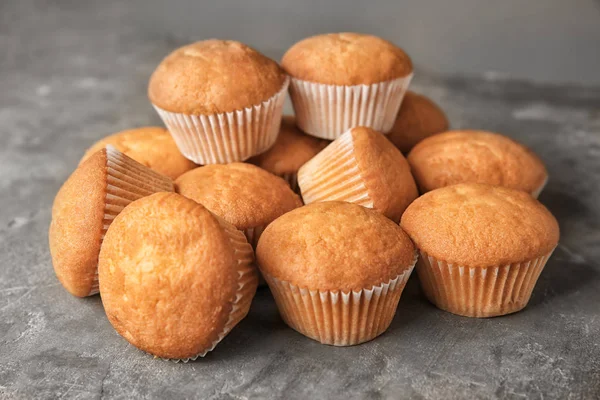 Lahodné Cupcakes Šedém Pozadí — Stock fotografie