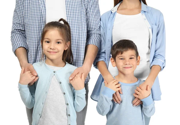 Família feliz com crianças pequenas no fundo branco — Fotografia de Stock