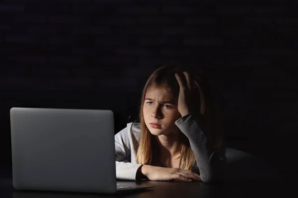 Triste Adolescente Sentada Perto Laptop Quarto Escuro — Fotografia de Stock