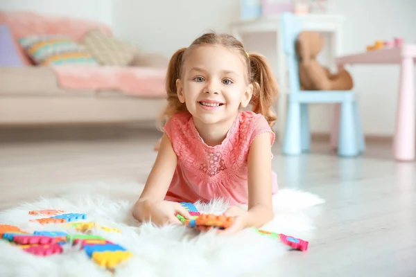 Aranyos kis lány játszik otthon ajándék készletei — Stock Fotó