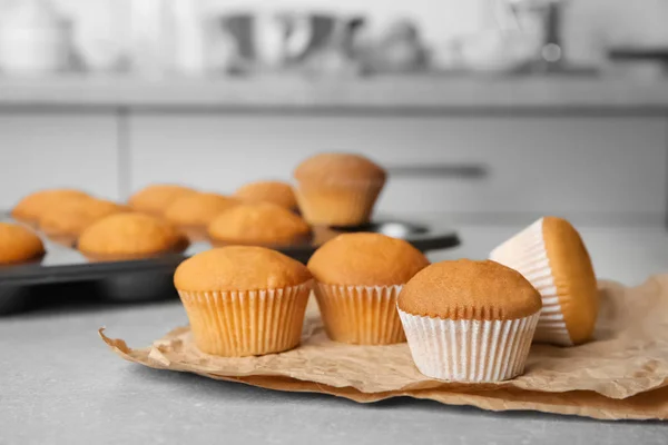 Deliciosos Cupcakes Mesa Cozinha — Fotografia de Stock