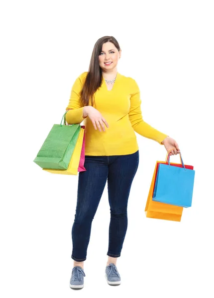 Mooie overgewicht vrouw met boodschappentassen op witte achtergrond — Stockfoto