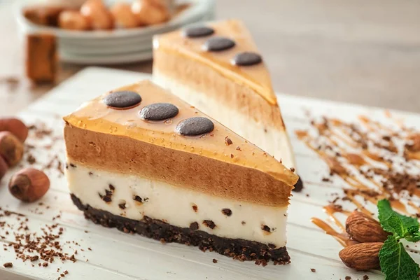 Lekker Dessert Met Karamel Chocolade Houten Plank — Stockfoto
