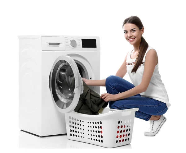 Junge Frau Wäscht Wäsche Auf Weißem Hintergrund — Stockfoto