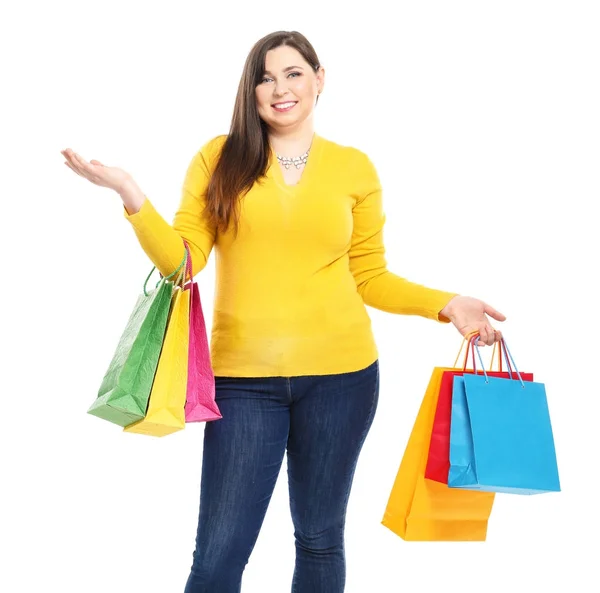 Bella donna in sovrappeso con borse della spesa su sfondo bianco — Foto Stock