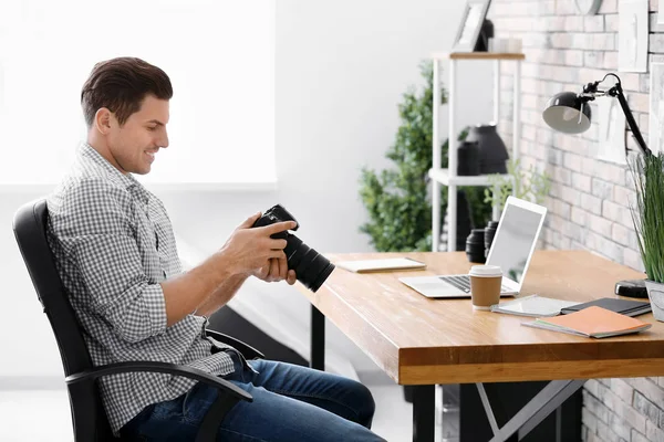 Joven Fotógrafo Profesional Con Cámara Oficina —  Fotos de Stock