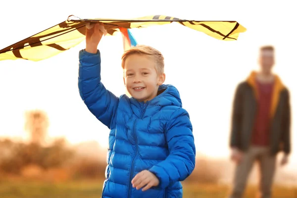 小男孩与风筝和他的父亲在户外 — 图库照片