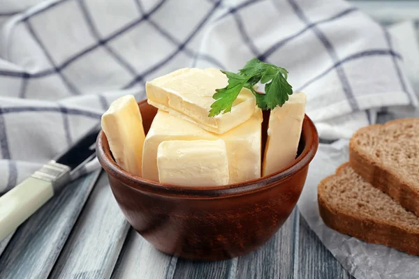 Tigela Com Manteiga Fresca Mesa Madeira — Fotografia de Stock