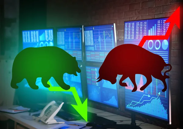 Confrontatie tussen bull en bear als symbolen van financiële markt met stock trader's werkplek op achtergrond — Stockfoto