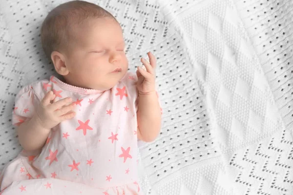 Mignon nouveau-né bébé fille couché sur plaid — Photo