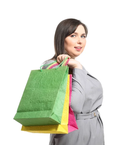 Hermosa mujer con sobrepeso con bolsas de compras sobre fondo blanco —  Fotos de Stock
