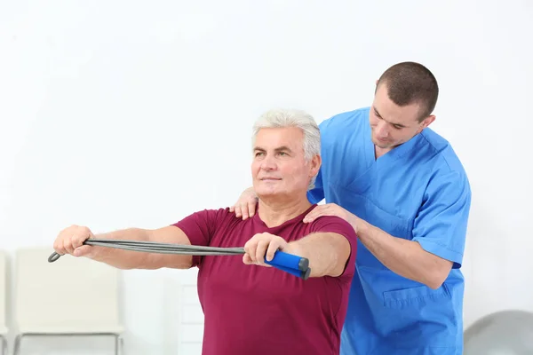 Fisioterapeuta trabalhando com paciente em centro de reabilitação — Fotografia de Stock