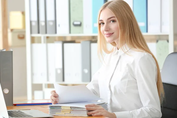 Mujer joven trabajando con documentos en archivo —  Fotos de Stock