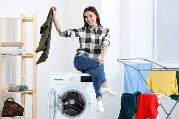 在家里洗衣服的年轻妇女 — 图库照片
