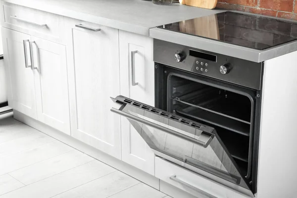 Новая электрическая печь на кухне — стоковое фото