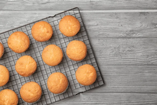 Raf ahşap arka plan üzerinde lezzetli kekler soğutma, sayfa görünümü