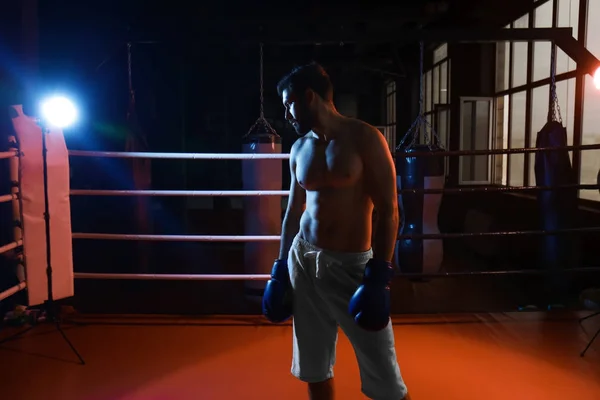 Молодой профессиональный боксер — стоковое фото