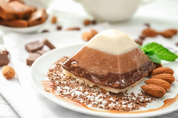 Leckeres Dessert Mit Karamell Und Mandel Auf Teller Nahaufnahme — Stockfoto