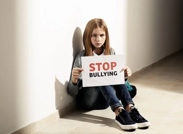 Menina Adolescente Triste Segurando Sinal Pare Bullying Dentro Casa — Fotografia de Stock