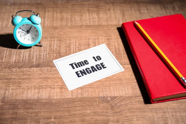 Komposition mit Uhr, Notizbuch und Phrasenzeit auf Holzgrund — Stockfoto