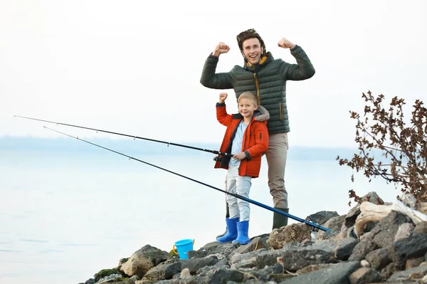 Padre Con Pequeño Hijo Pescando Río —  Fotos de Stock