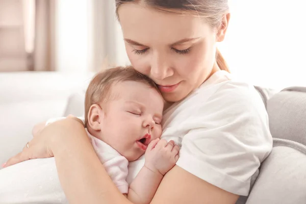 Ibu muda menggendong bayi tidur di rumah — Stok Foto