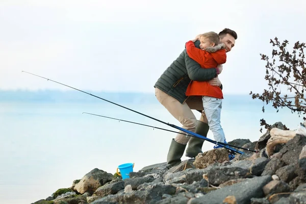 Père Avec Petit Fils Pêche Sur Rivière — Photo