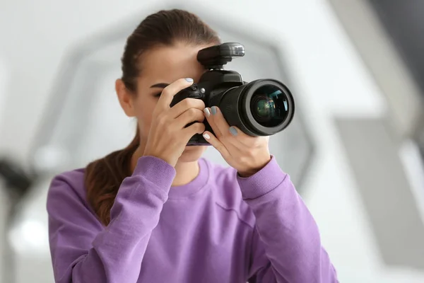 Schöne Junge Fotografin Beim Fotografieren Professionellen Studio — Stockfoto