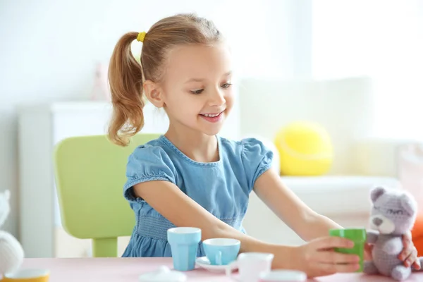 Bonita menina brincando em casa — Fotografia de Stock