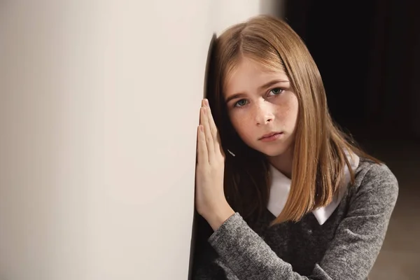 Triest Tienermeisje Leunend Tegen Muur Binnenshuis — Stockfoto