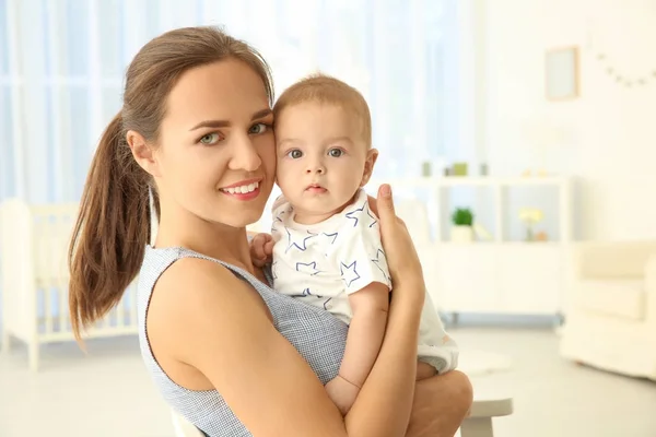 Potret ibu muda dengan bayi lucu di rumah — Stok Foto