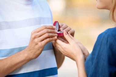 Nişan yüzüğü Park, closeup arkadaşına evlilik teklifi yapmak ile genç adam